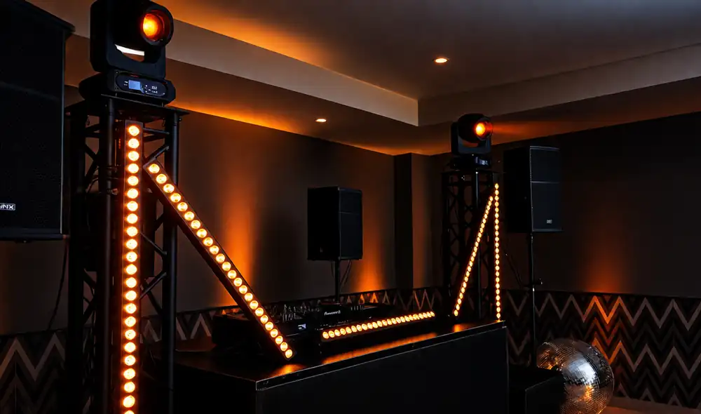 Montaje de iluminación y sonido en interior para un evento de Bongala Studio