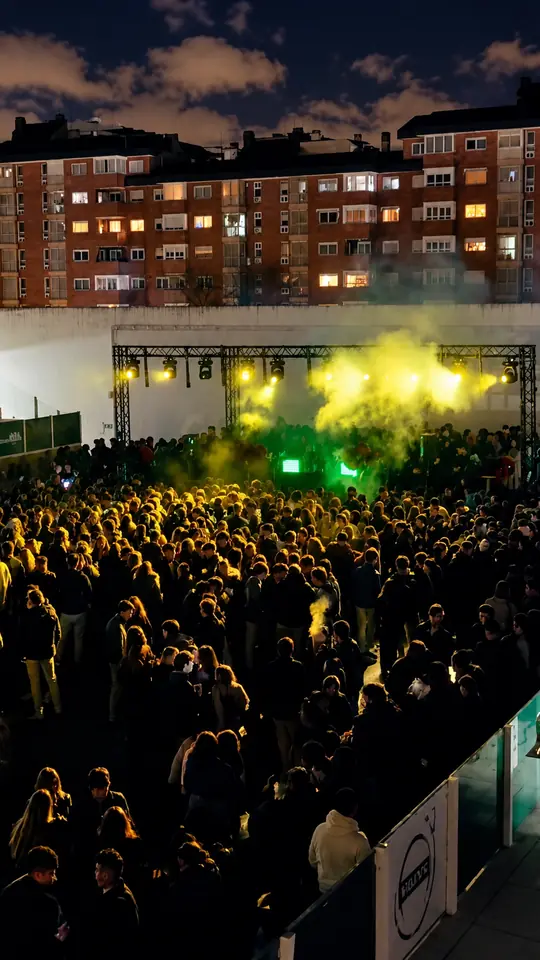 Público frente al escenario iluminado en un evento al aire libre de Bongala Studio